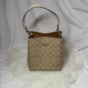 🔴🌸🌷💲Coach Beige and Cream Signature Shoulder Bag